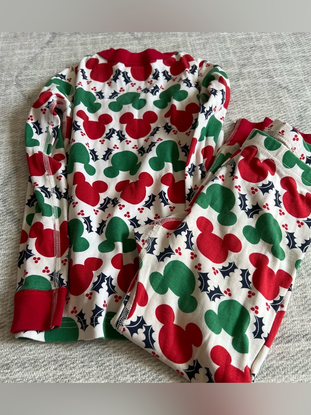 Hanna Andersson x Disney Red & Green Holiday Mickey Print Pajama Set Size 6/7 - Picture 2 of 7